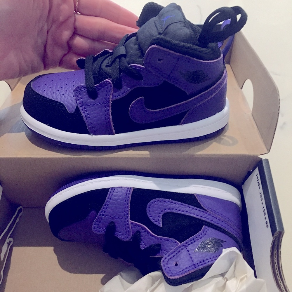 Brand new toddler Nike mid size 7